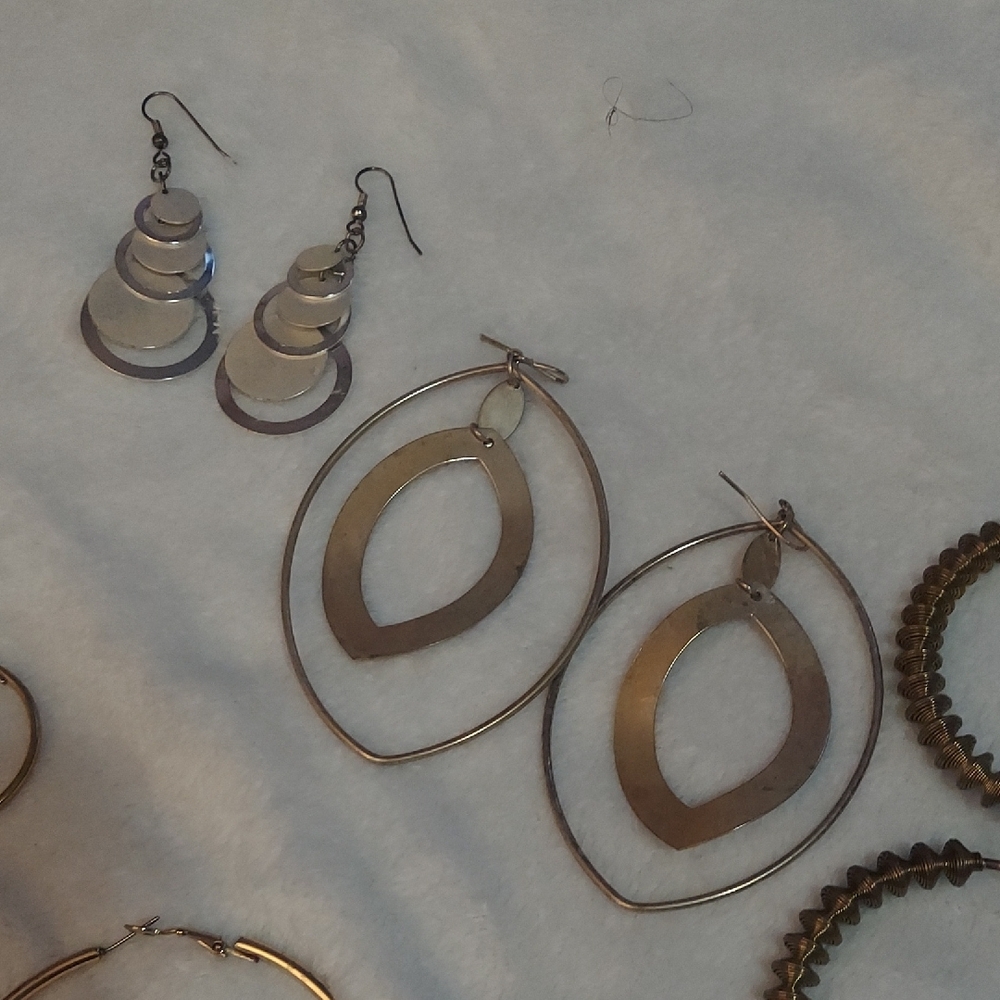 6/$10 9 Pc Set Of Vintage Gold and Silver Earring Collection - Picture 4 of 9